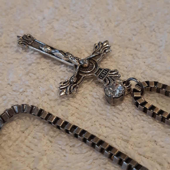 INR Cross & crystal necklace - Picture 4 of 4